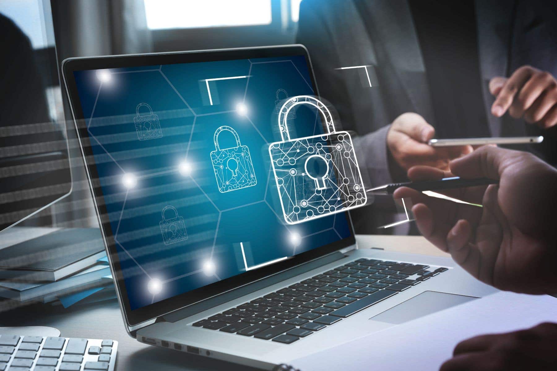 Laptop mit digitalem Schloss-Symbol, Cyber-Sicherheit, Datenschutz.