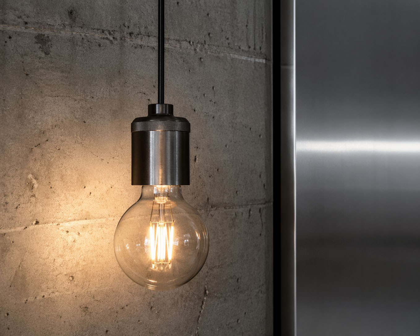 Moderne Glühbirne an einer Wandlampe in einem stilvollen Raum.