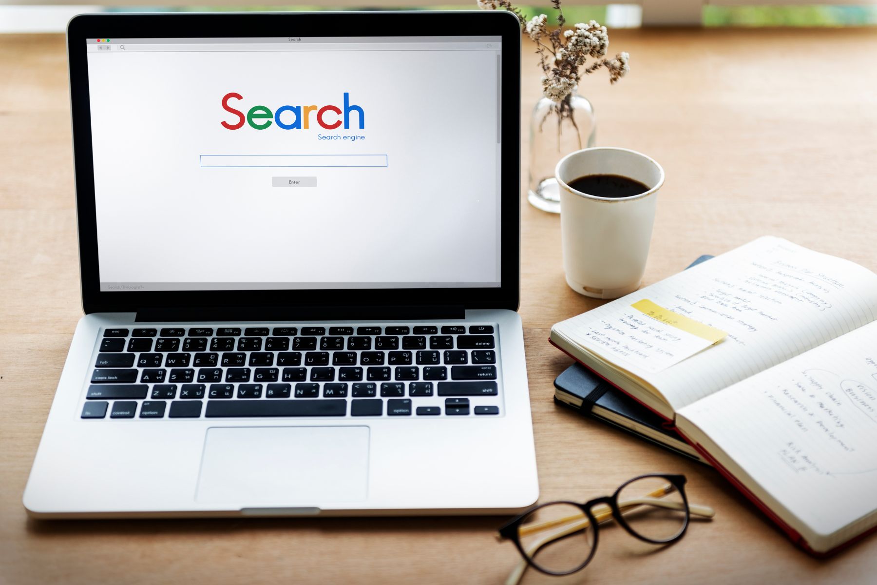 Laptop zeigt Google-Suchseite, ideal für SEO- und Algorithmus-Updates.