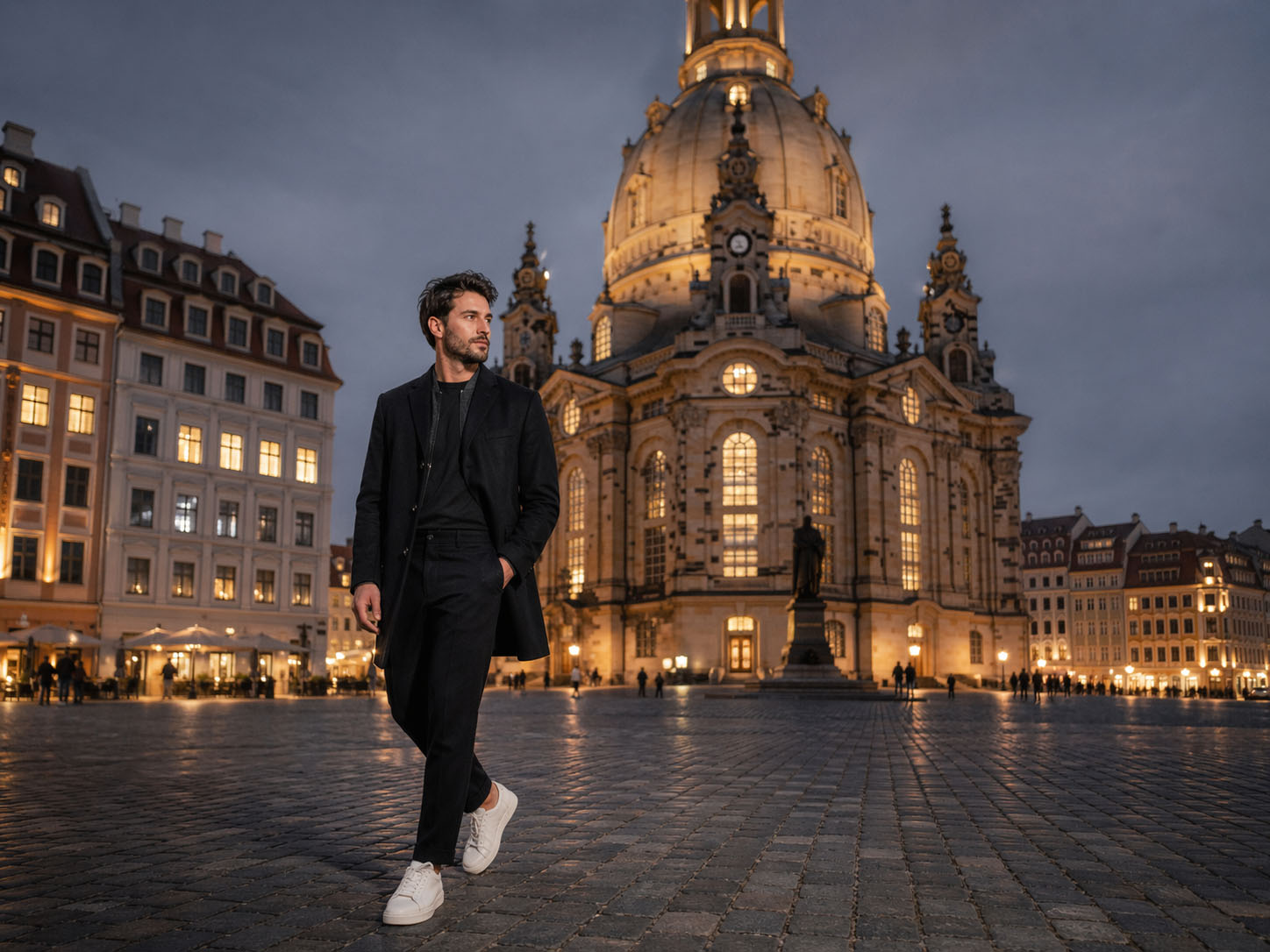 Modern gekleideter Mann in der Stadt bei Dämmerung vor historischer Kirche, urbanes Ambiente.