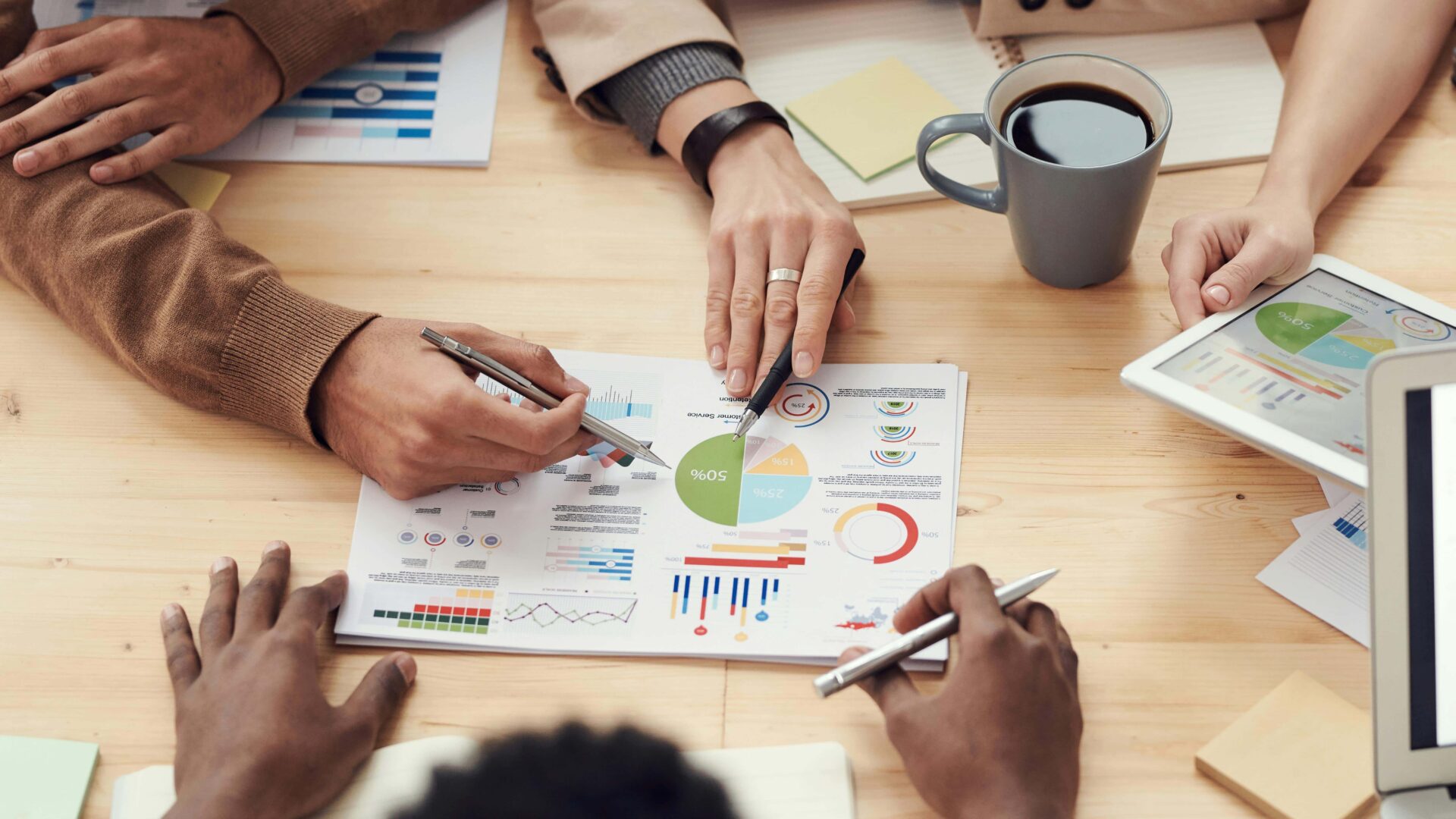 Team arbeitet an digitalen Marketing-Strategien für 2025 bei BrandSimpli.