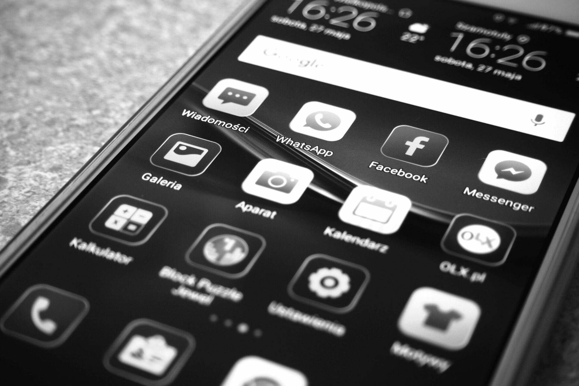Smartphone mit Dating-App-Icons, Datenschutzrisiko bei Dating-Apps.