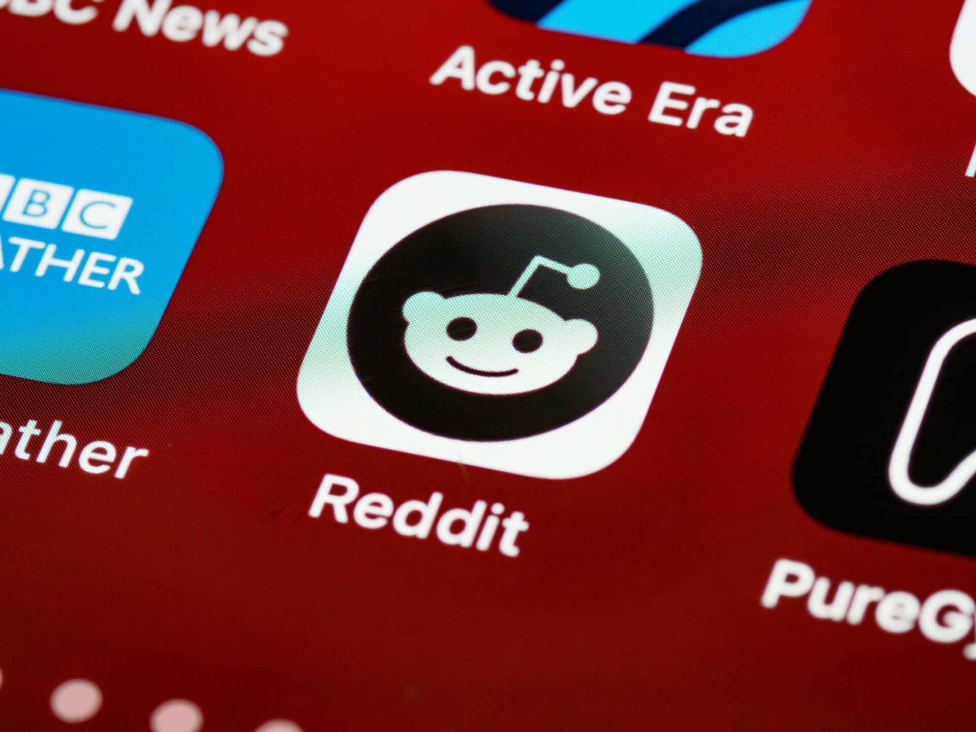 Reddit-Logo auf Smartphone, Fokus auf Diskussion und Suchmaschinen-Entwicklung.