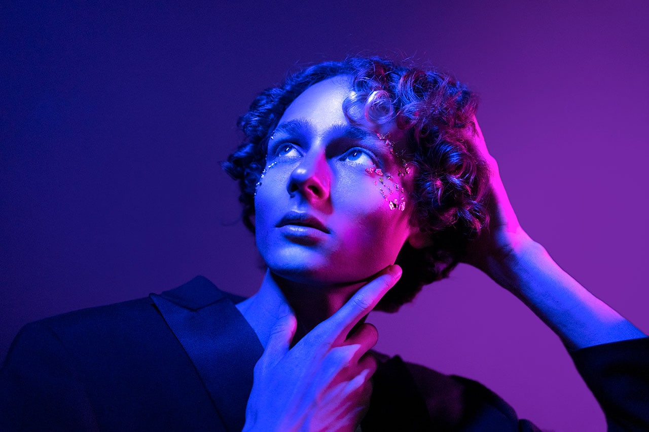 Künstlerisches Portrait einer Frau mit buntem Licht, kreative Beleuchtung, Mode, Inspiration.
