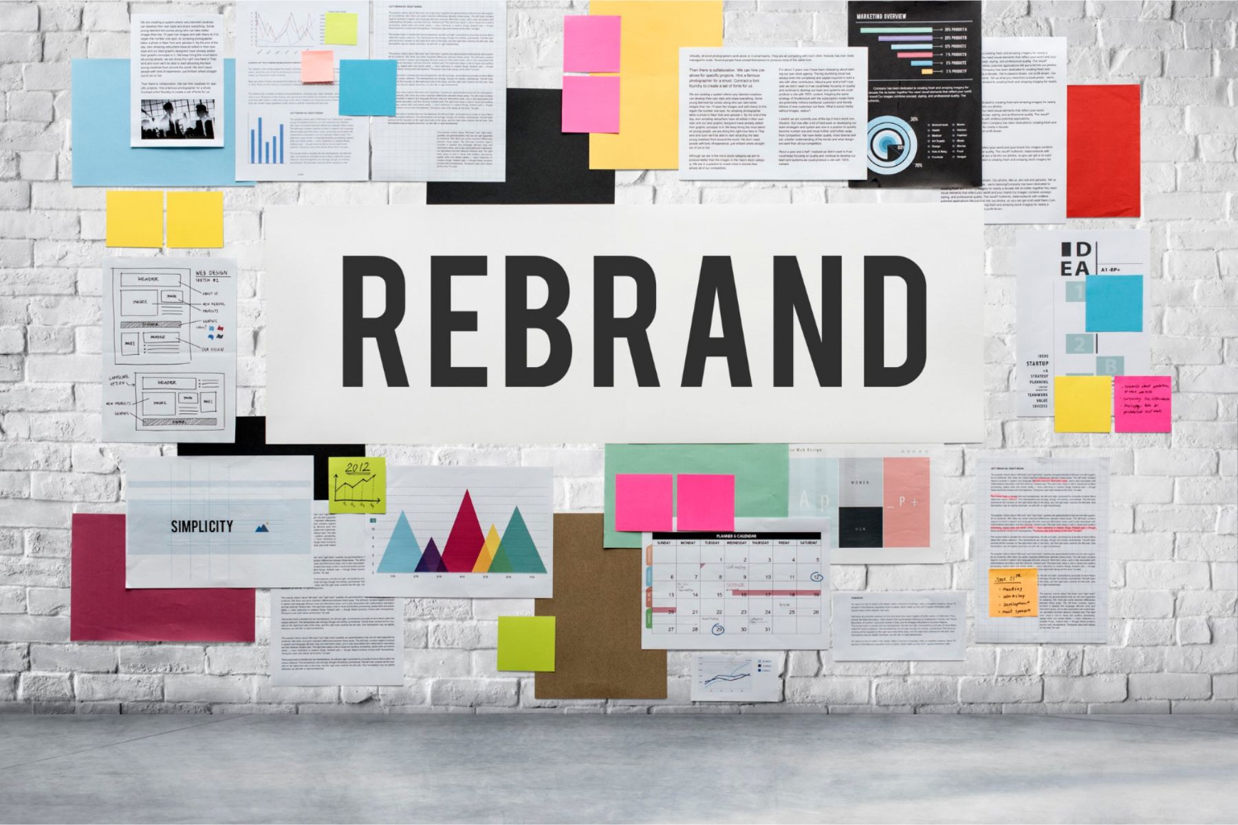 Strategische Markenrebranding im Sommer mit Fokus auf innovative Unternehmensentwicklung.