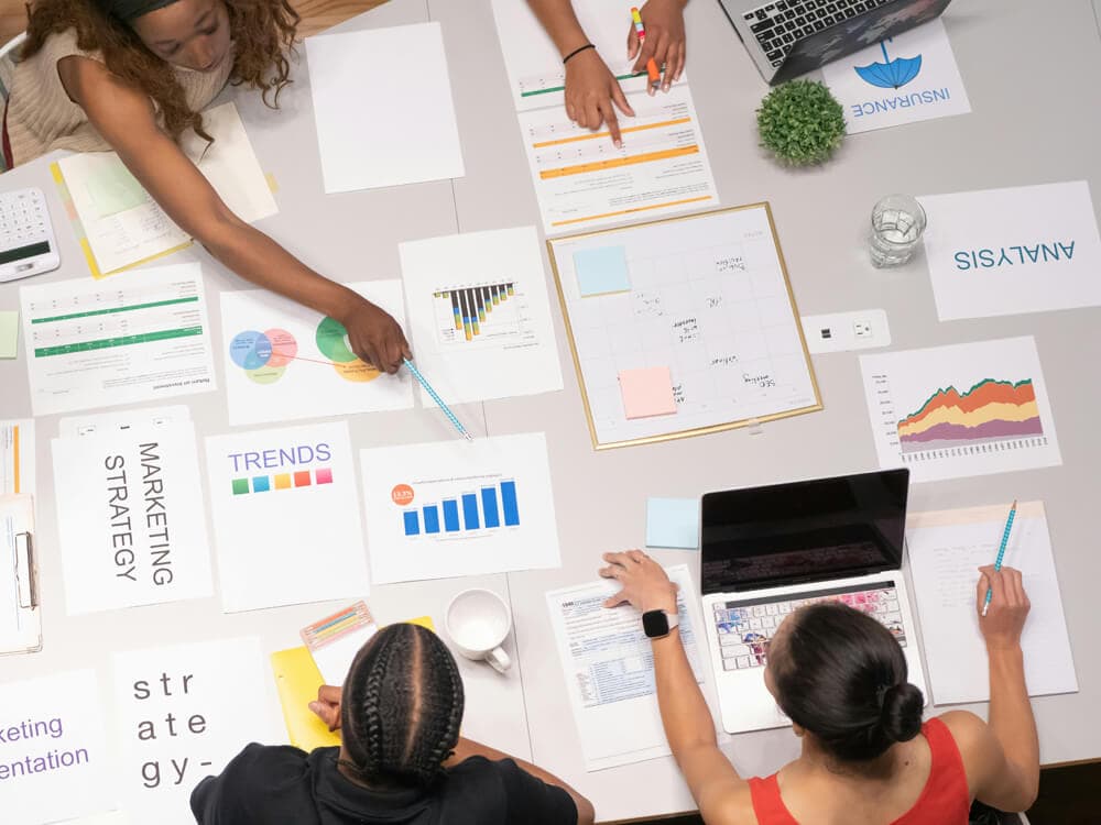 SEO Agentur: Effektive Strategien für den Online-Erfolg 1 Eine Gruppe von Menschen, die bei einer SEO-Agentur an einem Tisch zusammenarbeiten.