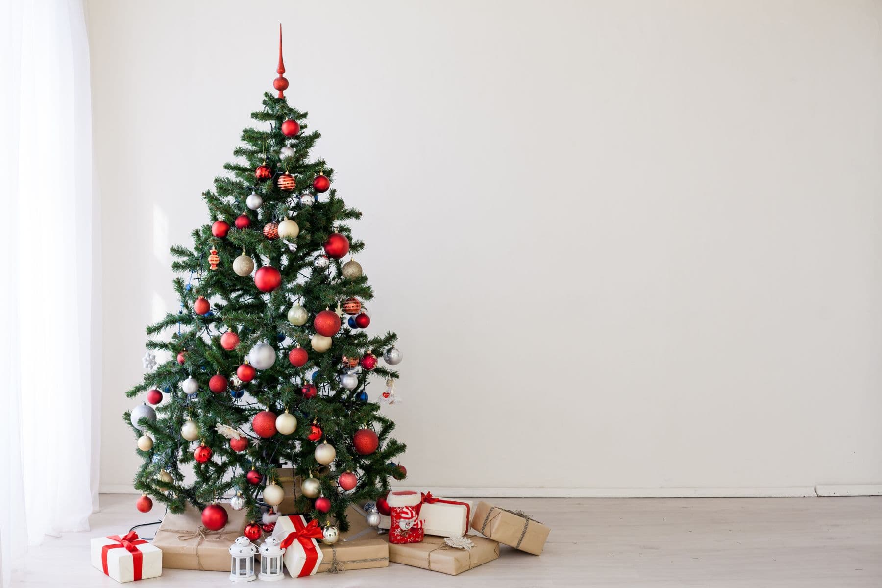 Weihnachtsbaum mit roten und goldenen Kugeln, Geschenken und Dekorationen. Perfekt für Ihre Weihnach.